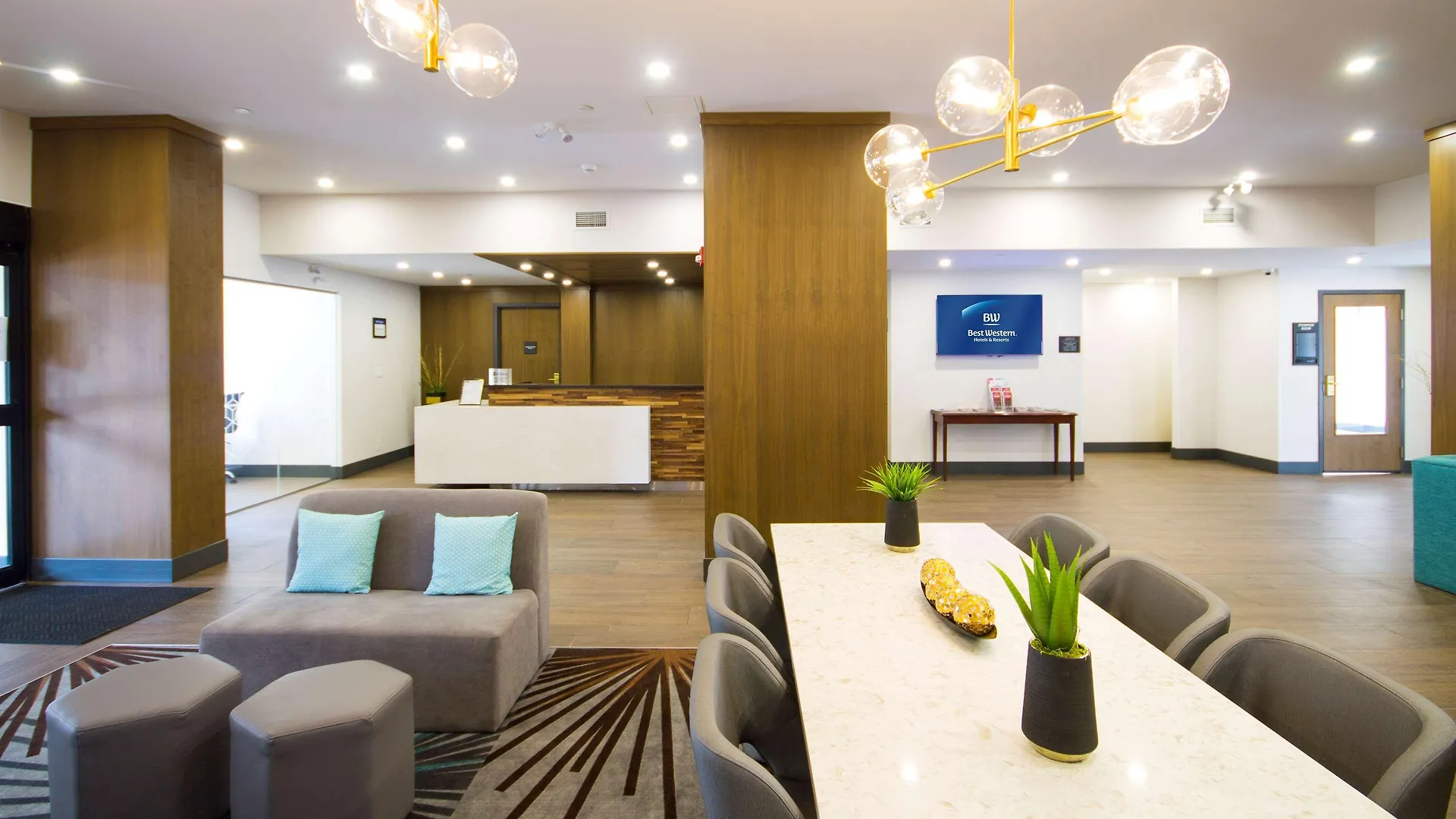 Best Western Plus Suites Downtown YYC 3*,